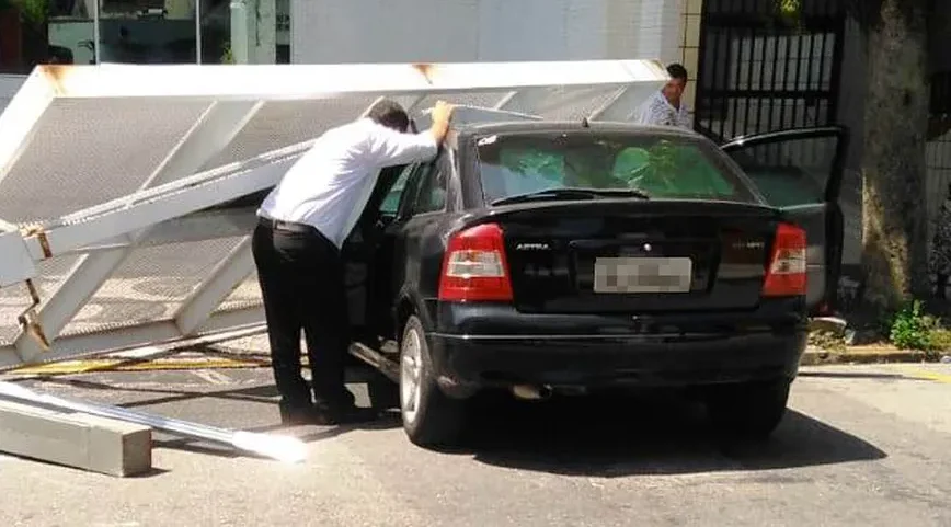 Portão batendo no carro: de quem é a culpa?